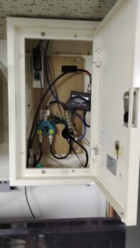 室内側/窓横に金属BOXを設置/アンテナの切り替えや中継を行います。