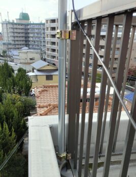 マストは屋上手すりの柱に単管クランプで固定