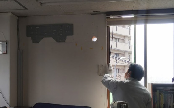 無線室のエアコンの移設作業